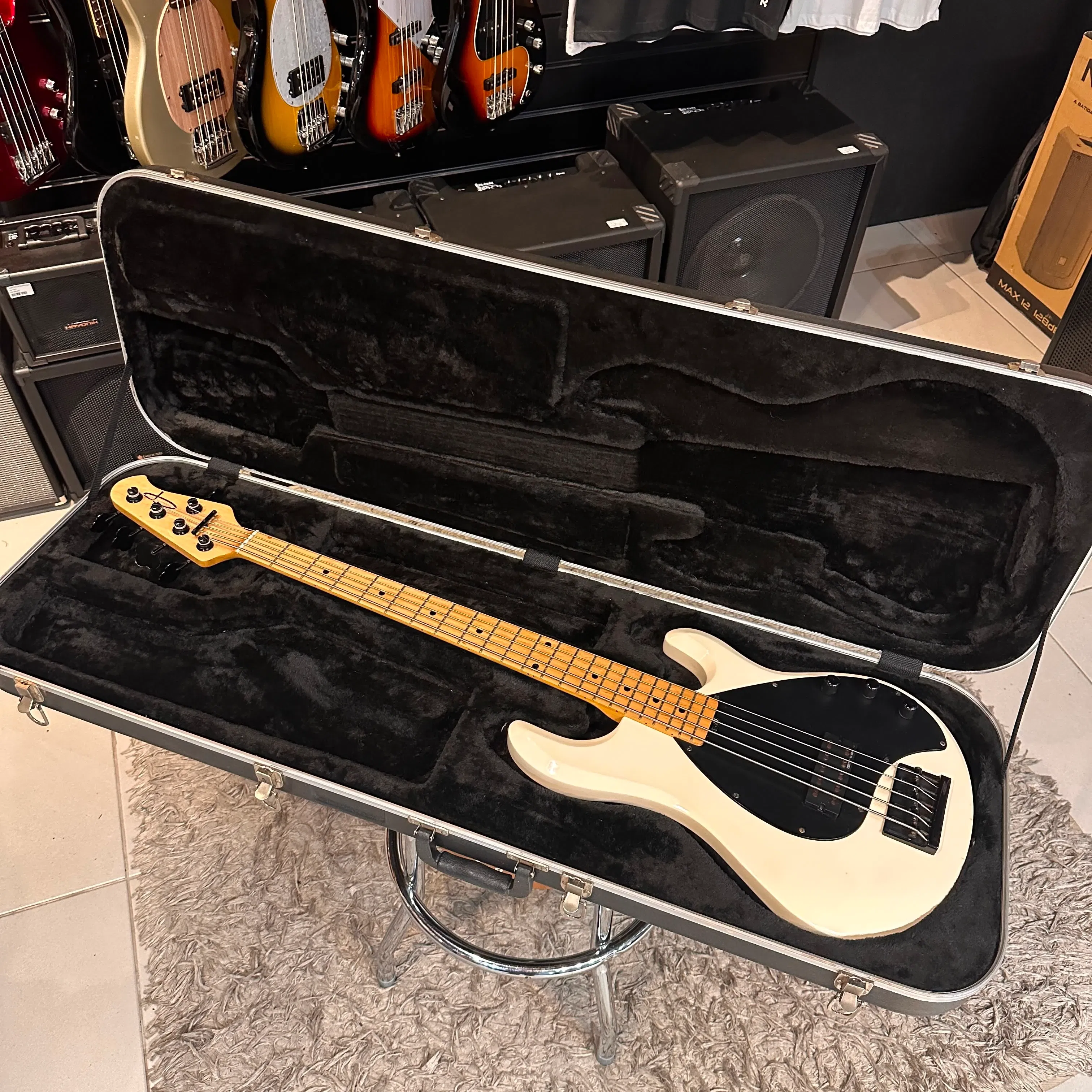 CONTRABAIXO OLP MUSIC MAN COM CASE E CAPTADOR SAYMOUR DUNCAN