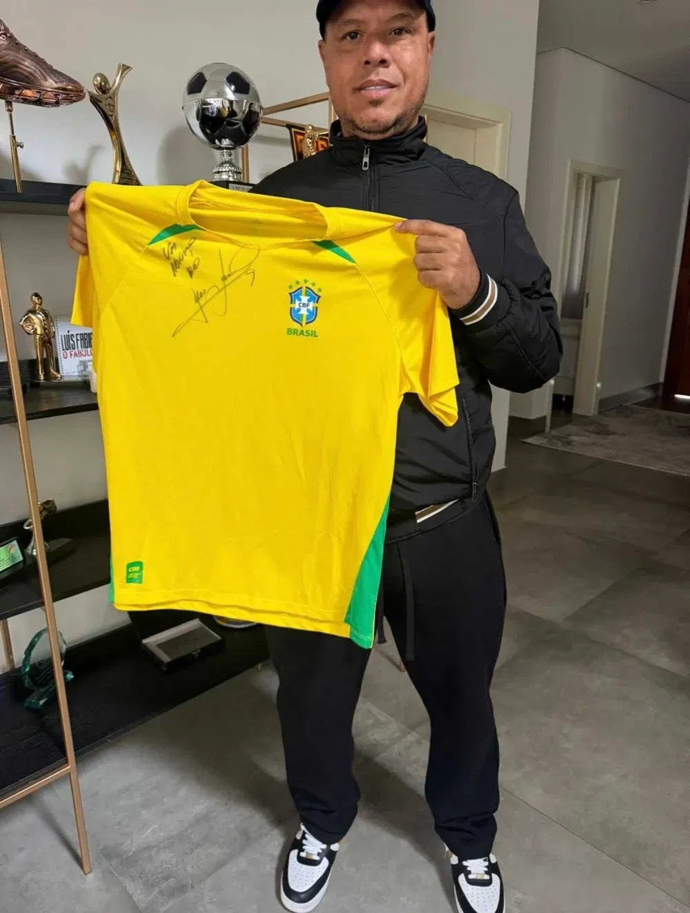 Luís Fabiano na Luta pelo Dante | Camisa Oficial da Seleção Brasileira Autografada pelo Fabuloso